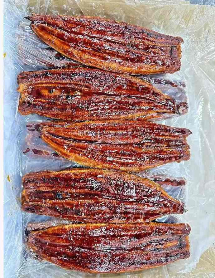 Vacuum-sealed unagi kabayaki trays on the packing line