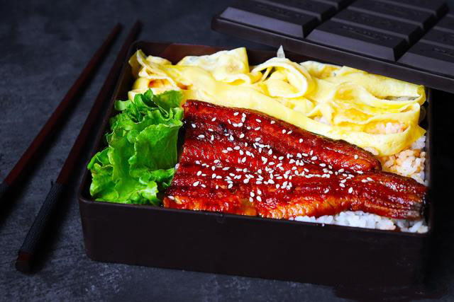 Use frozen roasted eel for eel rice