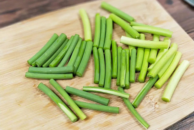 cut the garlic sprout 