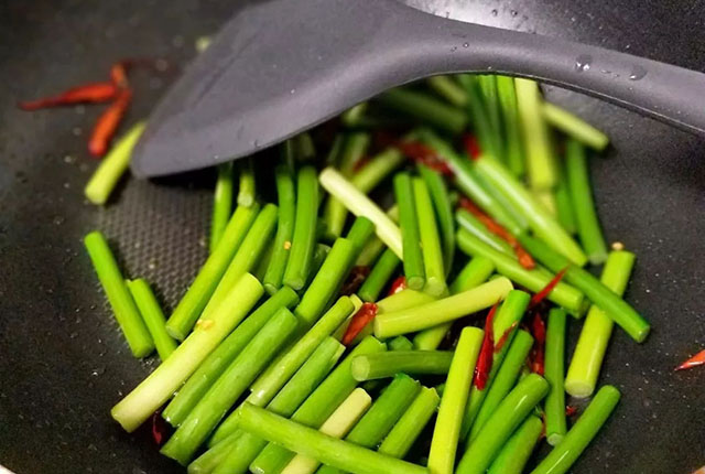 fried garlic sprout