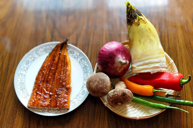 ingredients for fried unagi with bamboo shoots