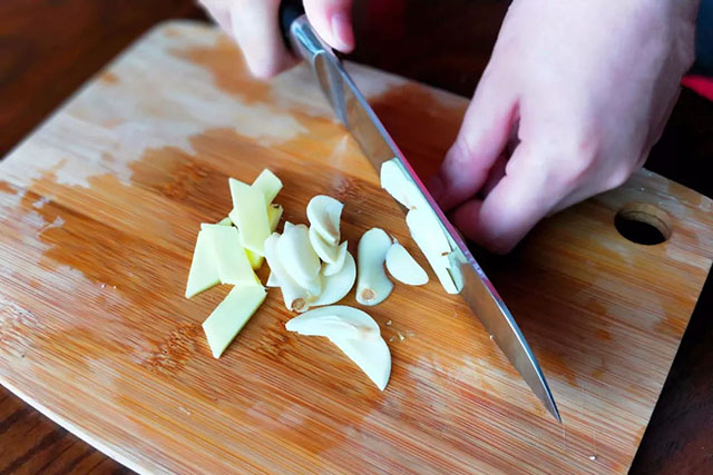 cut garlic