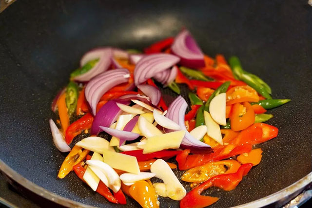 fried bamboo shoots and peper