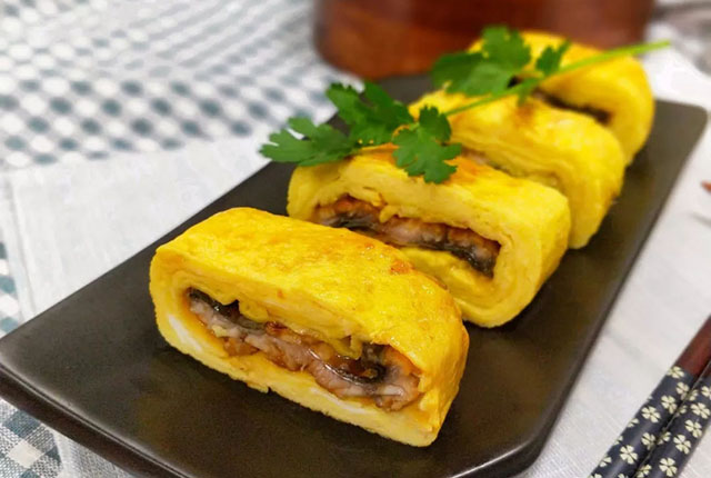 eel and egg roll in  the plate