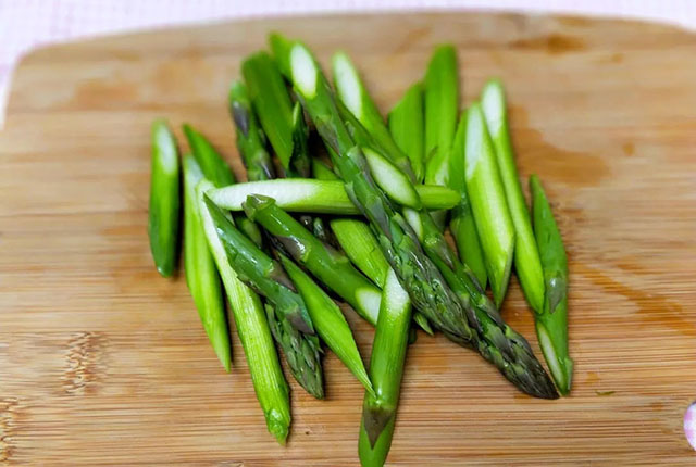 cut asparagus