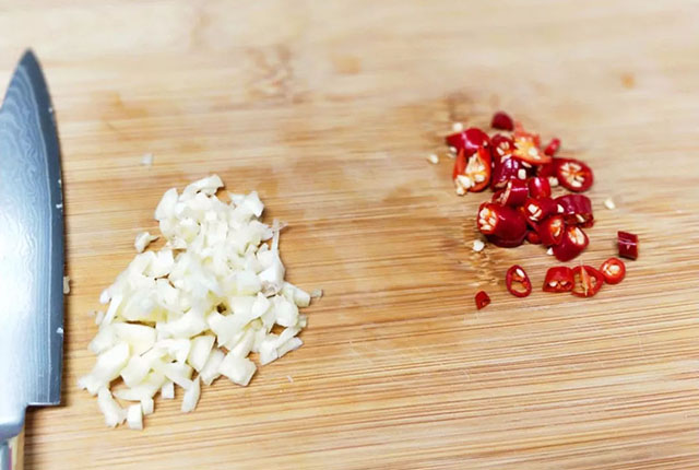 cut garlic and chili