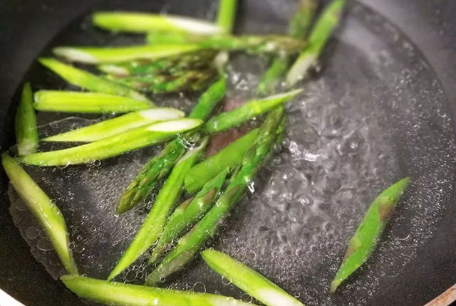 boil the asparagus
