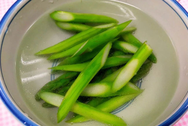 Put the asparagus in cold water