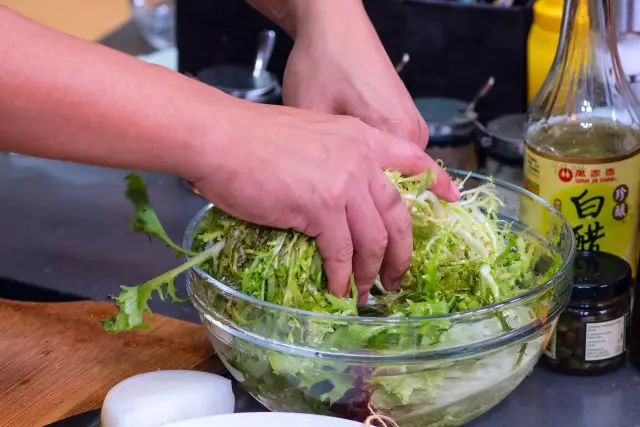 cut the lettuce