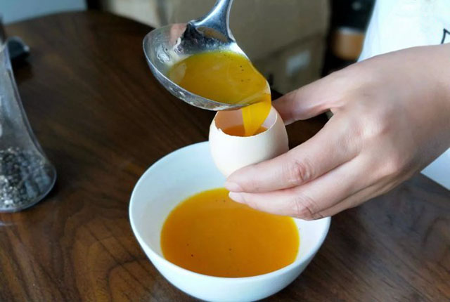 Pour the egg liquid into the shell